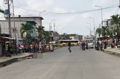 Sicarios mataron a una mujer que viajaba en moto, en Babahoyo