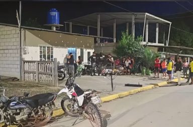 Sicarios tumbaron una puerta para matar a una mujer en Arenillas, El Oro