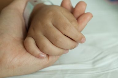 Niño de tres años murió tras brutal golpiza, otro de cinco lucha por su vida