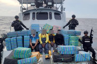 Ecuatorianos navegaban con más de 4 toneladas de droga, los detuvieron en El Salvador