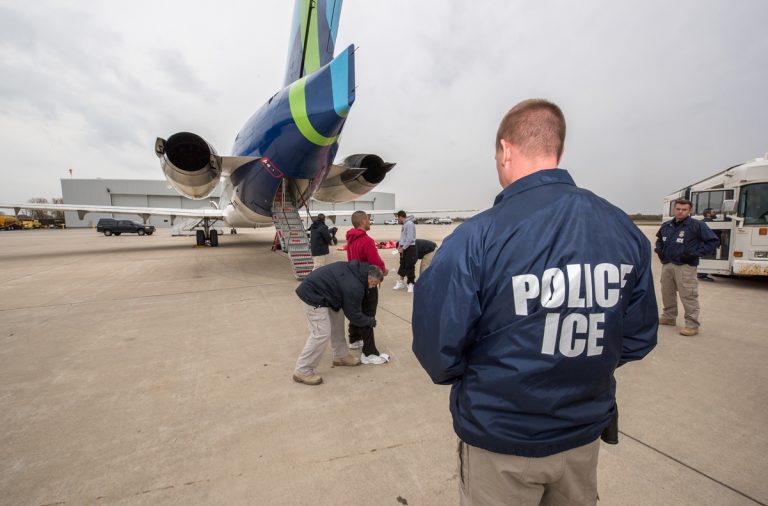 Migración: ¿La "tarjeta roja" impide las deportaciones?