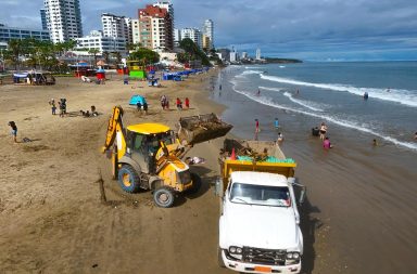 En la playa El Murciélago se preparan para el feriado de Carnaval.