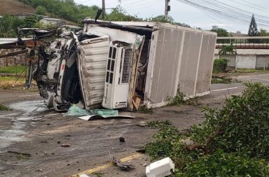 Al conductor del camión accidentado lo trasladaron hasta una casa de salud de Portoviejo ya que presentaba varias heridas.