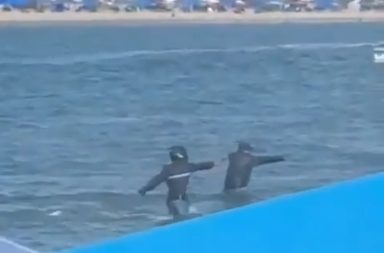 Con armas, dos sujetos se metieron al mar y asesinaron a un hombre