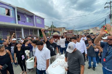 Así fue el último adiós a la familia que murió durante deslizamiento de tierra en Portoviejo, Manabí.