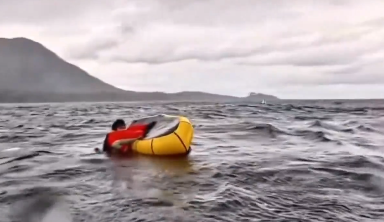 ballena lo traga y lo escupe de inmediato cuando hacía kayak, Chile