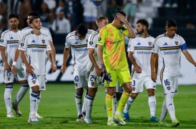 Los jugadores de Boca Juniors, tras la derrota ante Alianza Lima en Perú.