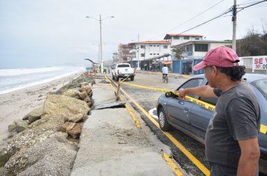 Los oleajes causaron afectaciones en negocios y viviendas. Como respuesta, la Prefectura colocó piedras escolleras.