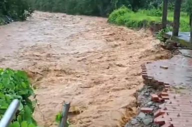 El cantón Las Naves, de Bolívar, se encuentra en emergencia por el desbordamiento de un río.