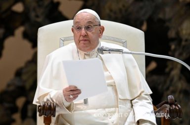 El papa Francisco presenta una ligera mejoría