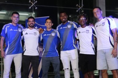 Emelec no pierde sus costumbres y la indumentaria titular se caracteriza por sus combinación de los colores azul y plomo.