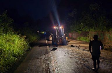 En el sitio Las Cumbres, en la vía Flavio Alfaro-El Carmen una roca grande cayó sobre la carretera, producto de las últimas lluvias.