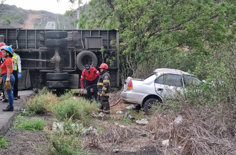 En la vía Manta-Rocafuerte, en la provincia de Manabí, se impactaron un auto, una camioneta doble cabina y un camión.