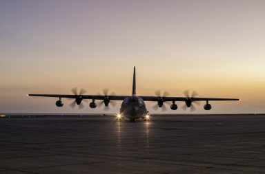 Tropas militares estadounidenses llegan a la Base Naval de la Bahía de Guantánamo para operaciones de detención