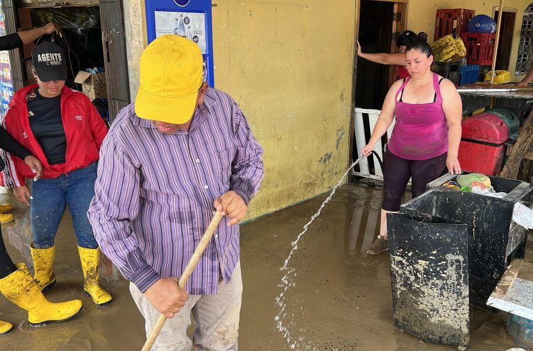 familias afectadas invierno Portoviejo albergues