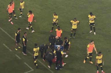 Fútbol. Hinchas de Emelec empañaron la Explosión Azul que se jugaba con Barcelona SC