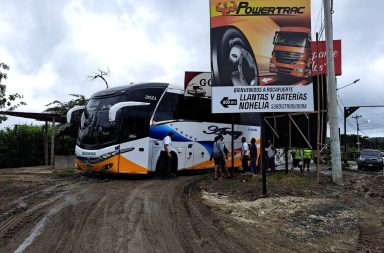 Inundación causa problemas en vía Portoviejo -Chone y un bus se queda atrapado