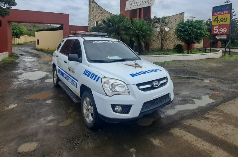 La pareja a la que encontraron si vida dentro del motel se movilizabvan en un auto Nissan Sentra de color gris.