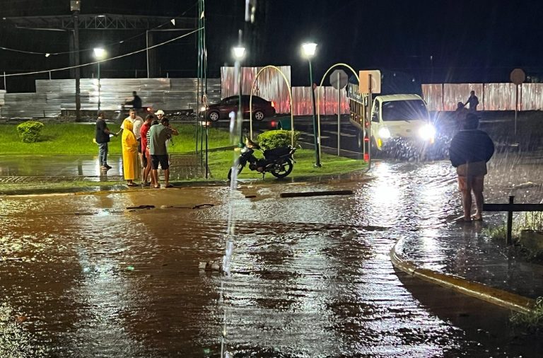 La parroquia Abdón Calderón, de Portoviejo, ha sufrido varias inundaciones desde la madrugada de este lunes 24 de febrero del 2025.