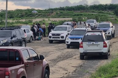 La persecución policial terminó en un sector alejado de Manta, donde habían varias covachas de madera y latones.