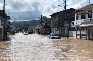 Las intensas lluvias han generado una emergencia en la parroquia Ayacucho, del cantón Santa Ana. Cerca de 6 mil personas son las afectadas.