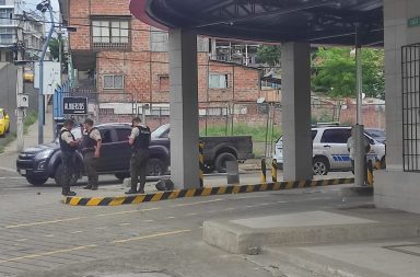 Miembros del Cuerpo de Bomberos llegaron al lugar de los hechos para atender al afectado, quien recibió golpes en la cabeza de uno de tres delincuentes.