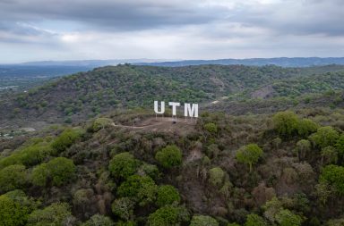 Las letras están ubicadas en la cima de la colina de la universidad y se aprecian desde prácticamente cualquier lugar de la ciudad.