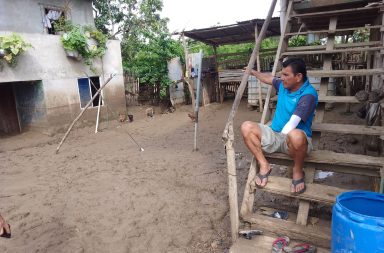 Portoviejo. Familias de Estancia Vieja luchan contra el lodo y el agua acumulada