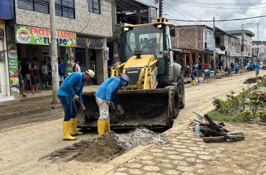 Portoviejo. Retiran el lodo que dejó el estero Bihagual en las calles de la parroquia Abdón Calderón