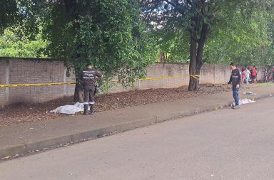 Un sicario, aparentemente vestido con uniforme estudiantil, mató a dos personas en Santa Ana, Manabí