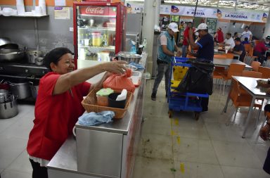 Problema de drenaje afecta a 'El Mercadazo' de Portoviejo