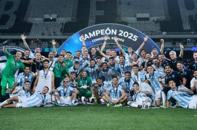 Fútbol.Gustavo Costas celebra su cumpleaños con la Recopa Sudamericana ganada por Racing