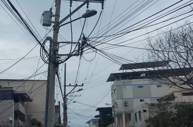 Según los vecinos el problema en este barrio Córdoba de la ciudad de Manta ya tiene al menos tres años y se producen apagones que duran varias horas.