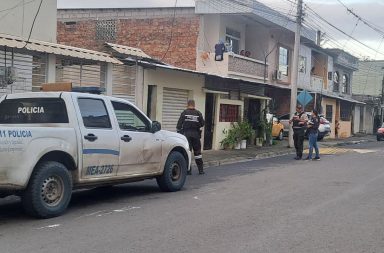 Sicarios atacaron a un hombre en el exterior de una casa en Portoviejo.