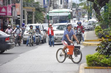 Así está el tráfico vehicular al mediodía de este lunes.