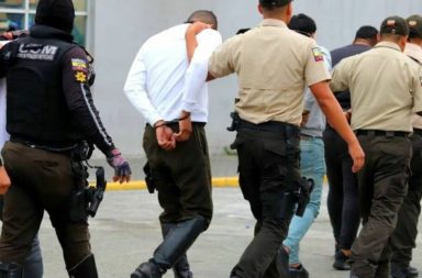 Tres policías le pedían dinero a la dueña de un motel en Pedro Carbo, Guayas.