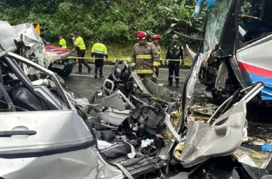 Un bus de la cooperativa Macuchi y un auto se impactaron de manera frontal en la vía Alóag-Santo Domingo.