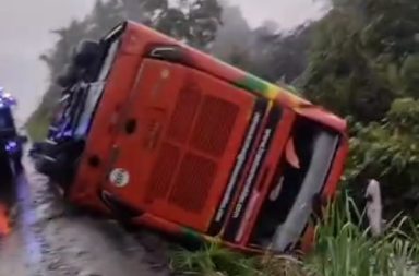 Un bus interprovincial de dos pisos sufrió un volcamiento en la carretera E-20, en la provincia de Esmeraldas.