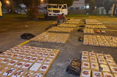 Un ecuatoriano y un ciudadano extranjero resultaron detenidos en este operativo en que se halló cocaína enterrada.