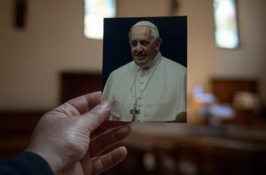 Los católicos piden por la salud del Papa Francisco