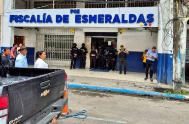 Varias oficinas de la Fiscalía Provincial de Esmeraldas resultaron intervenidas por agentes de la Policía Nacional.