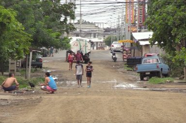 Tanqueros ofrecen agua potable en el barrio Nuevo Montecristi.