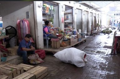 Las primeras lluvias empiezan a preocupar a los comerciantes del Nuevo Tarqui en Manta. Temen afectaciones económicas por inundaciones.