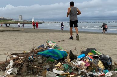 En invierno las lluvias en Manta no solo provoca acumulación de agua en las vías, también arrastra la basura que la gente lanza a los cauces de los ríos.