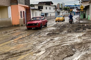 Vehículos circulan por el lodo en las calles de Manta