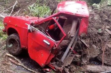 Crónica. Diez personas se salvaron de morir aplastadas durante deslizamiento de tierra en San Plácido, Portoviejo