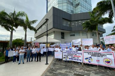 Trabajadores de CNEL protestan por devolución de sueldos tras fallo de la Corte Constitucional