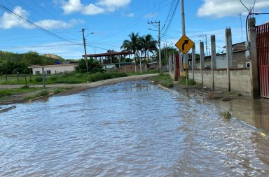 Lluvias agravan el mal estado de las calles en Manta