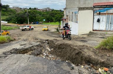 En Manta socavón destruye una calle en Ciudad Azteca