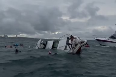 Yate con turistas se hunde frente a las costas de Manta